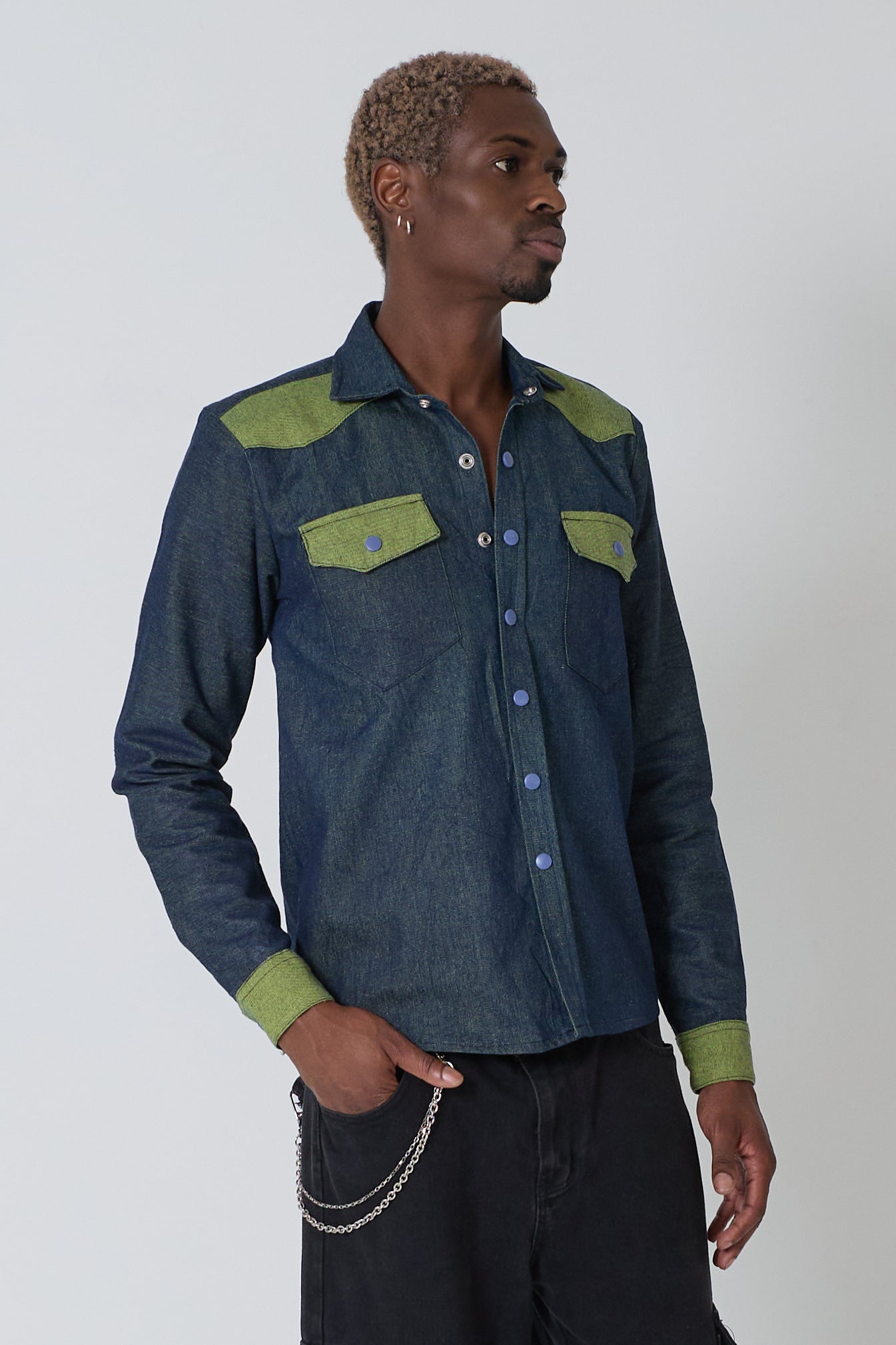 Men's Button Down Long-Sleeve Shirt with Front Pockets